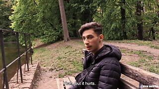 Jego dziewczyna go zdradziła, więc śliczny amatorski chłopiec próbuje penisa – Czech Hunter