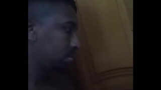 NEGÃO PIROCUDO MASTURBUJE SIĘ SŁUCHAJĄC PARY PIEPRZĄCEJ SIĘ W HOTELU