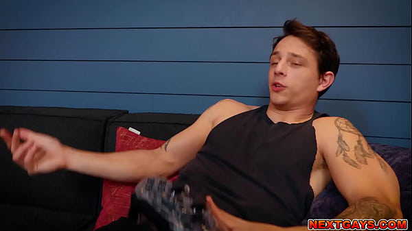 Współlokator Kyle Wyncrest pomaga Loganowi Aaronsowi się przygotować, ale prowadzi ich to do pieprzenia.